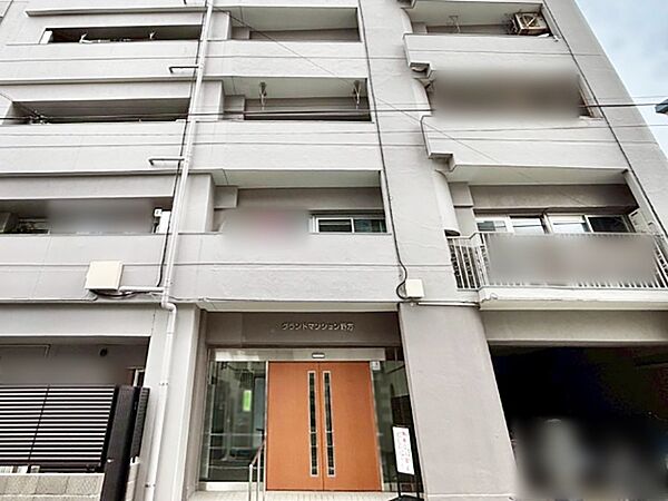おしゃれなエントランスでお客様をお出迎え