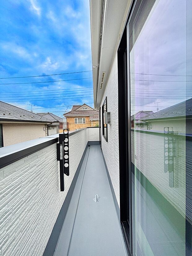 3部屋にまたがる広いバルコニー。晴れた日には洗濯物も気持ちよく干せそうですね。