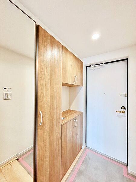 ミラー付きシューズボックスはお出かけ前の身だしなみチェックに便利