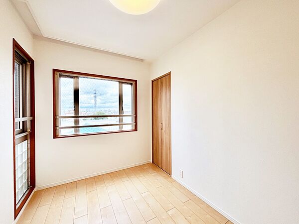 4.7帖の洋室。窓から入り込む陽光がお部屋全体を優しく包み込みます！