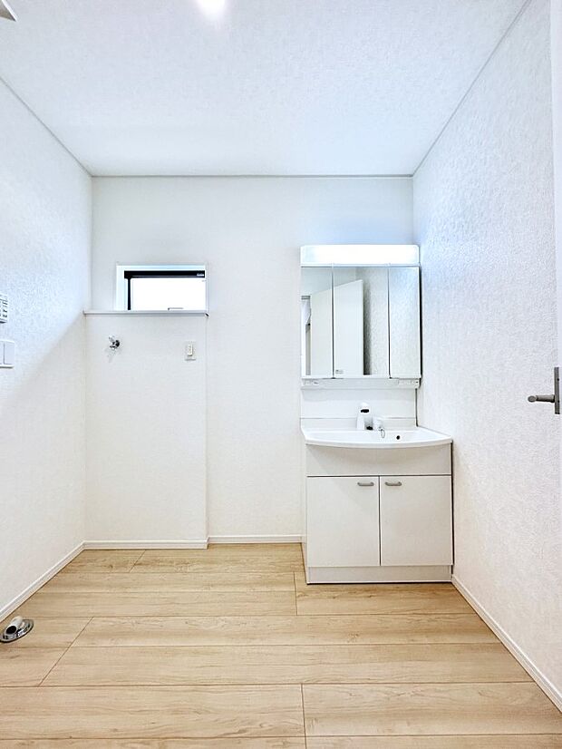 小窓がついているので湿気の多い場所でも換気が十分行えます。毎日の身支度を気持ち良く！