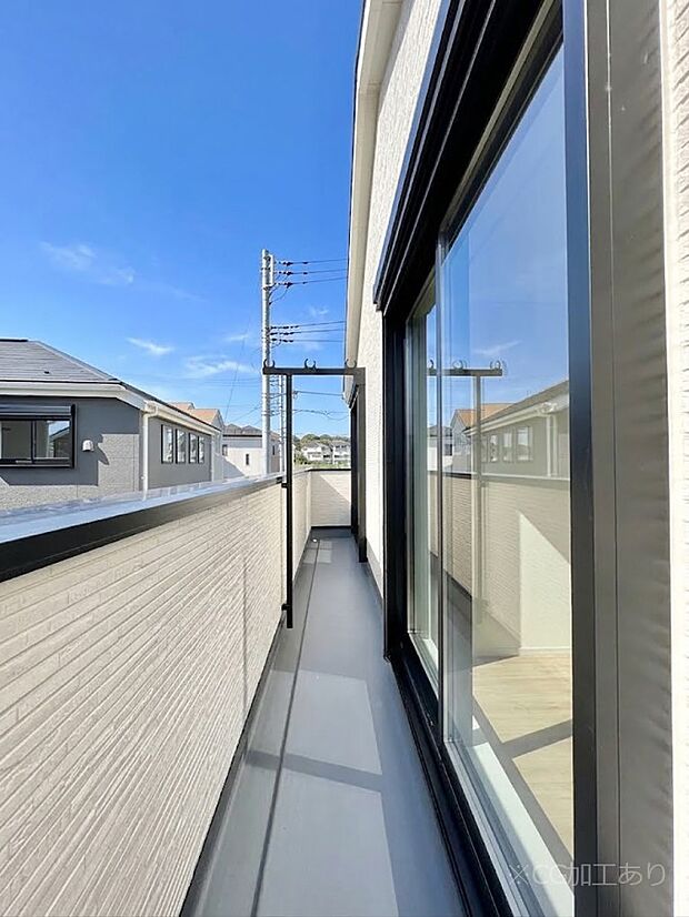 暖かな陽光が降り注ぐバルコニー。爽やかな風も心地よいです。
