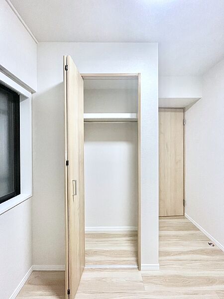 洋室クローゼット。奥行きがあるので厚手の衣類もすっきり収納できます。