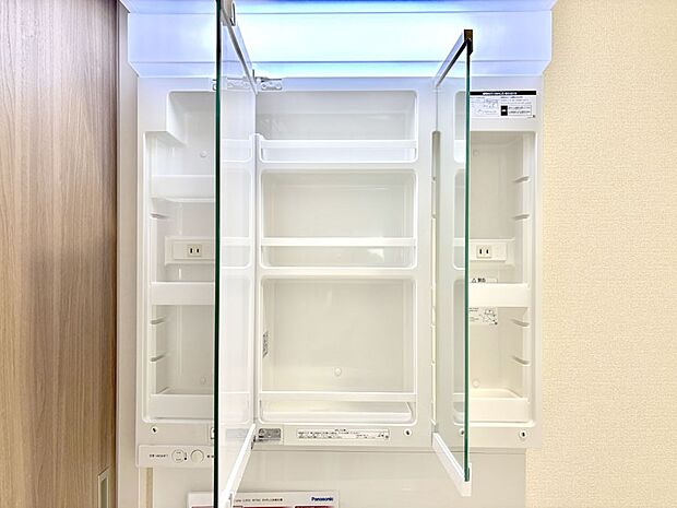 三面鏡の裏に、化粧品や衛生用品などを収納可能。洗面台をすっきりと保ちます!