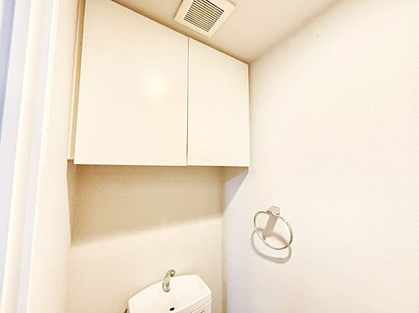 トイレ上部には吊戸棚付き。トイレットペーパーや掃除用品などの収納に便利です。