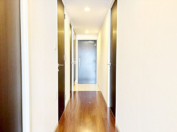 木の温もりに包まれる暮らし。美しい木目が奥へと優しく誘う廊下。