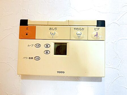 毎日を快適に！トイレは温水洗浄機能付きです。