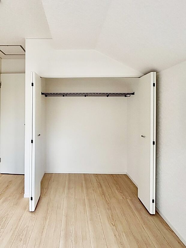 毎日着る衣類や荷物などの収納に便利なクローゼット付きです。