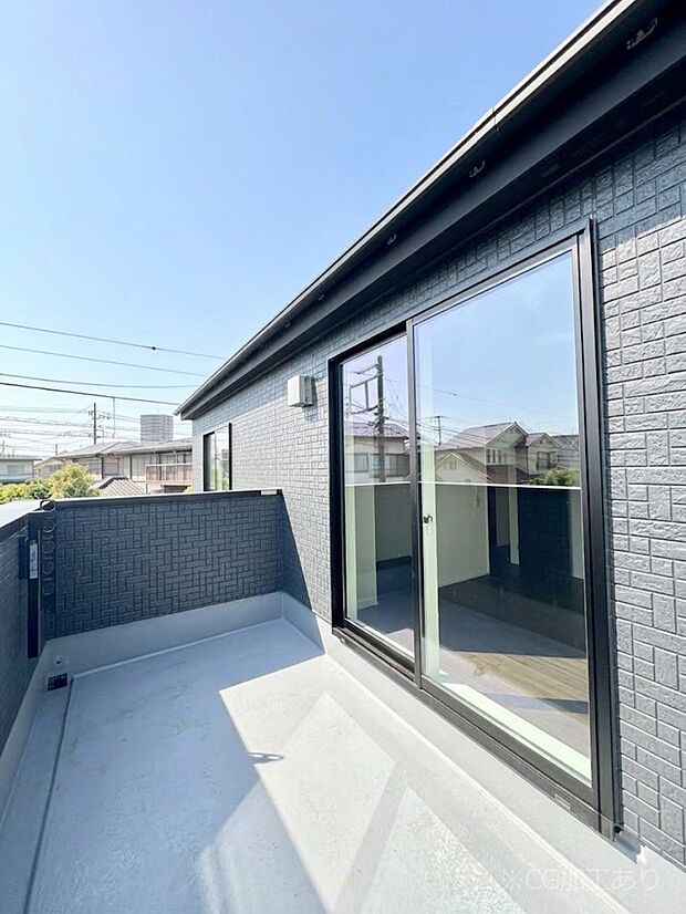 暖かな陽光が降り注ぐバルコニーはお洗濯におすすめ。爽やかな風も心地よいです。
