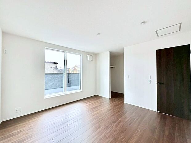 ウォークインクローゼットがあるお部屋!季節ごとの入れ替えも不要で便利です。