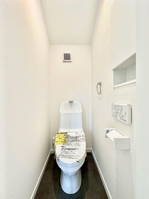 明るく清潔感のあるトイレです。