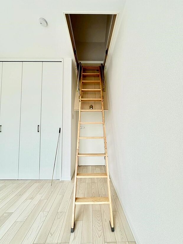 小屋裏収納は、季節のイベント用品や冬物の布団など一時的にしまう場所として便利です。 