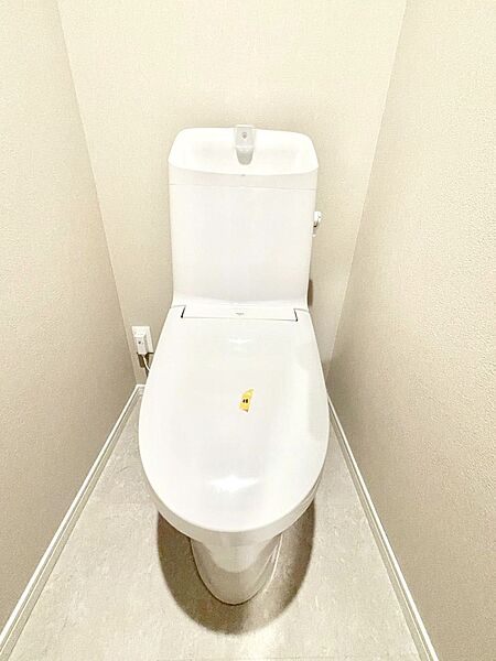 明るく清潔感のあるトイレです。