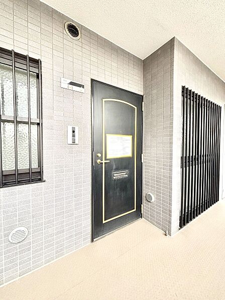 シンプルで落ち着いた雰囲気の玄関周り