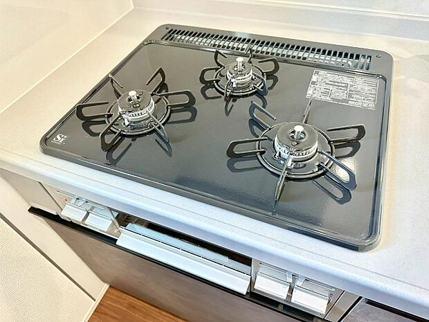 ガスコンロはＳｉセンサー搭載。火力調節や焦げ付き・消し忘れも防いでくれます。