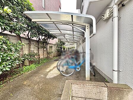 駐輪場は屋根付き