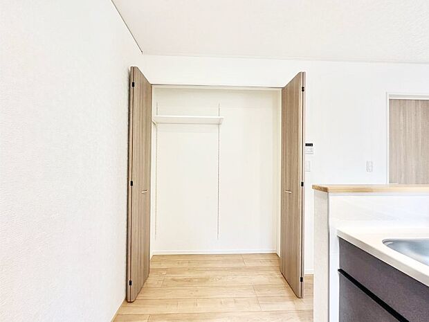 キッチン横の収納はパントリーとしても利用できます