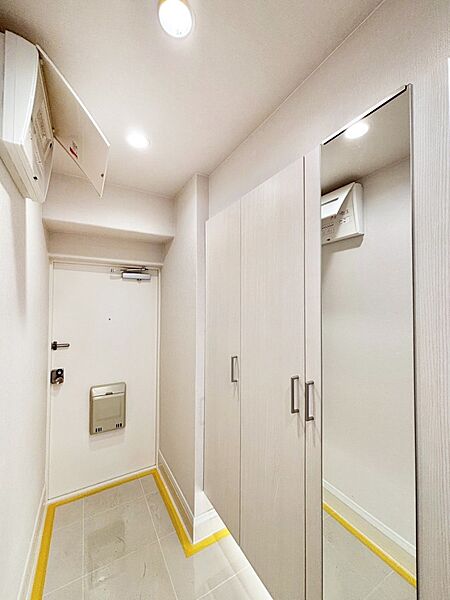 お出かけ前の身だしなみチェックに便利なミラー付き。