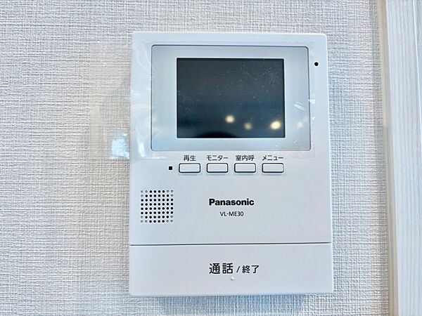 訪問者が一目でわかる安心のＴＶモニター付きインターホン。