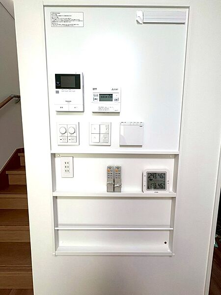 TVモニターインターホン、給湯器パネル、太陽光パネルを一カ所にまとめました。