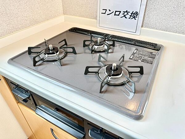 ガスコンロはＳｉセンサー搭載。火力調節や焦げ付き・消し忘れも防いでくれます。