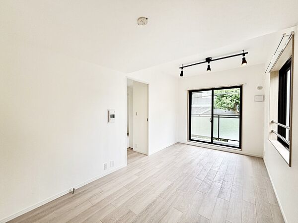明るい陽光が注ぎ、寛ぎの雰囲気に満たされるダイニング。