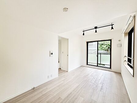 明るい陽光が注ぎ、寛ぎの雰囲気に満たされるダイニング。