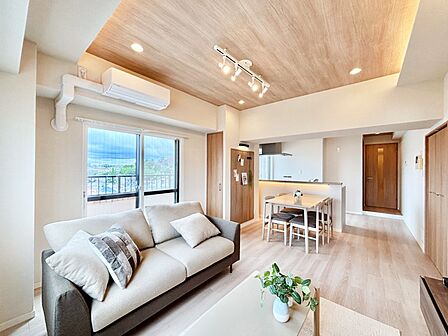 開放感ある15.5帖のリビング!明るい陽光が入り込む憩いの空間です