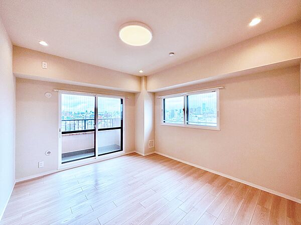 2面採光の洋室。窓から入り込む陽光がお部屋全体を優しく包み込みます！　