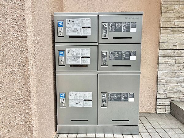 留守時のお荷物の受け取りもできる宅配ボックス付き
