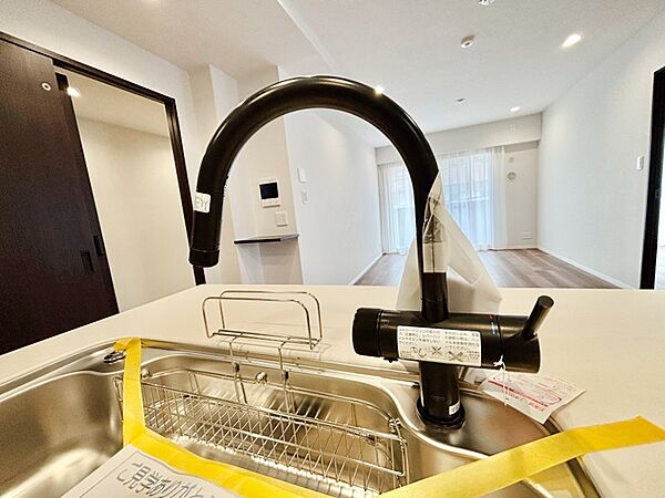 水栓に触れずに吐止水ができるタッチレス水栓  　