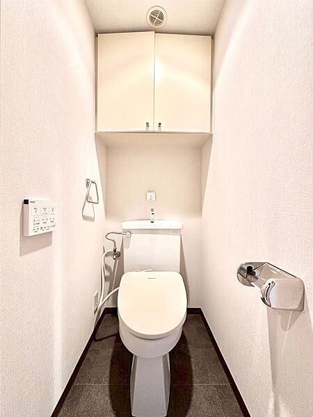明るく清潔感のあるトイレです。