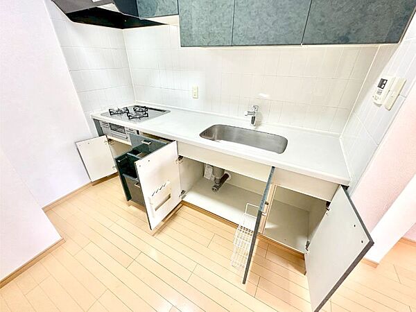 調理器具などもしっかり収納できます