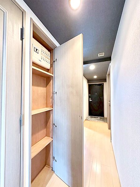 廊下収納。掃除道具や季節の小物を収納することができます。