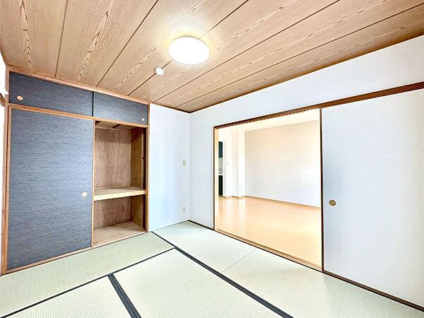 リビング隣接の和室は毎日の暮らしに癒しと安らぎをもたらしてくれます