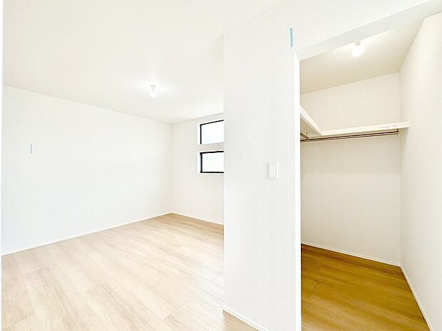ウォークインクローゼットがあるお部屋!季節ごとの入れ替えも不要で便利です。