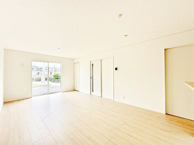 開放感ある広々リビングは明るい陽光が入り込む家族みんなの憩いの空間です!