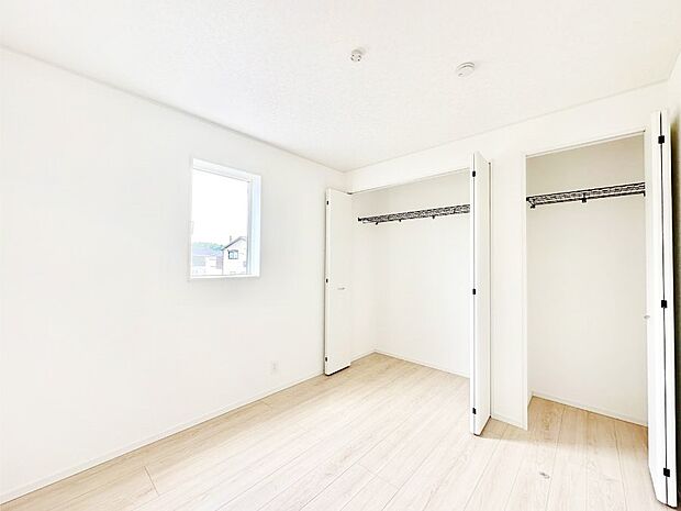 お子さまのお部屋としても!衣類の整理整頓に便利なクローゼット付きの洋室。