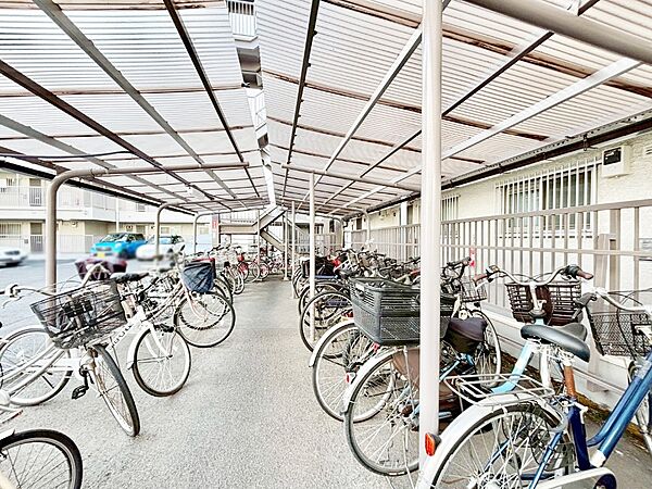 駐輪場は屋根付き