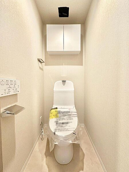 明るく清潔感のあるトイレです。