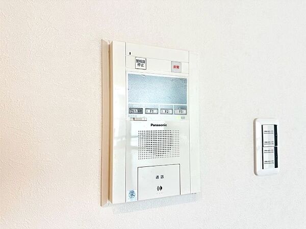 訪問者が一目でわかる安心のＴＶモニター付きインターホン。