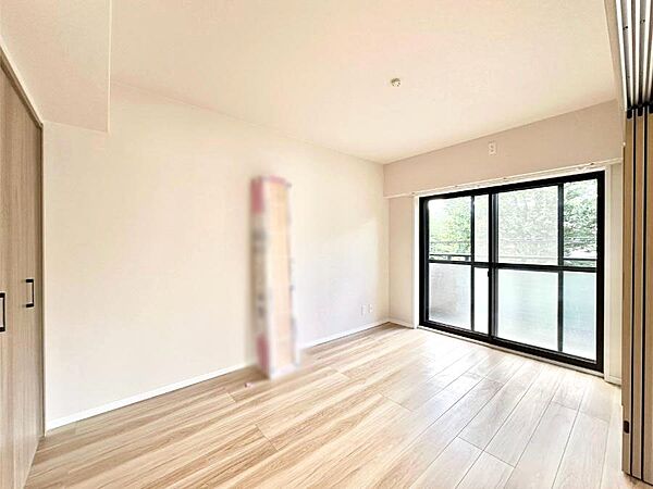 バルコニーが開放感をプラスしてくれる洋室