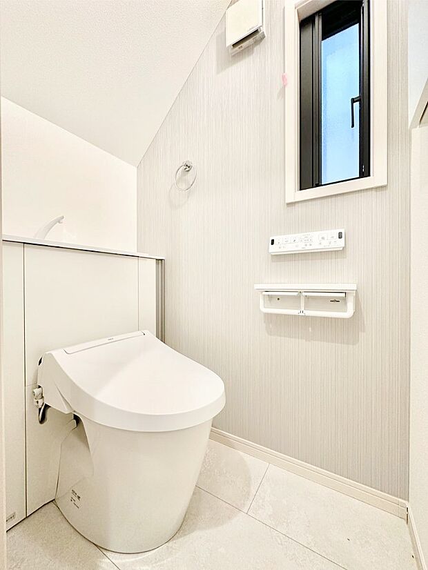 明るく清潔感のあるトイレです。