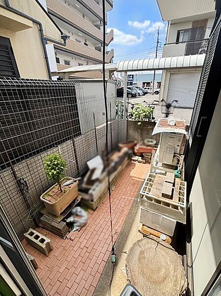 プランターを並べて季節のお花を楽しめるお庭付き。