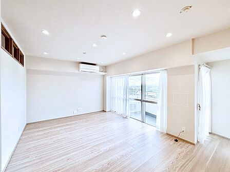 明るい陽光が注ぎ、寛ぎの雰囲気に満たされるリビングダイニング