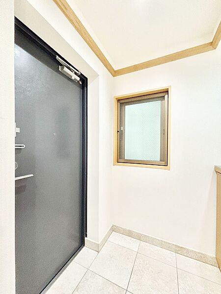ご家族やお客様を気持ちよくお出迎え！明るい陽光が入り込む玄関です。
