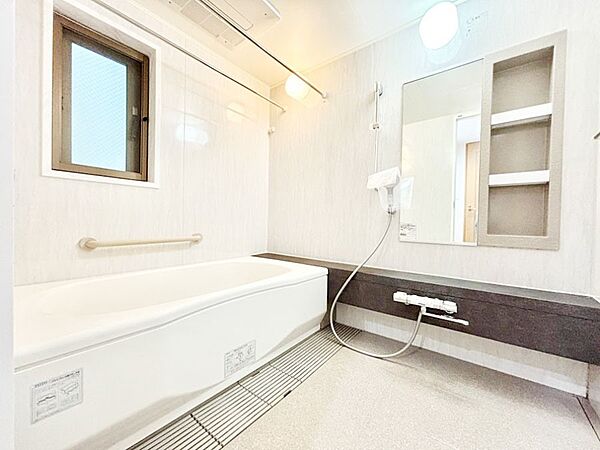 落ち着いた雰囲気でゆっくりお寛ぎいただけるバスルーム　