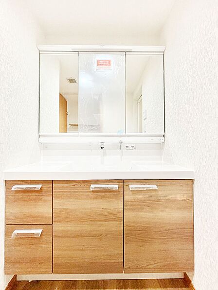 1日の始まりも心地よく!ゆとりの洗面スペースで朝の身支度もスムーズに!