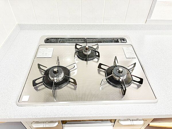 お弁当作りや調理をしながらちょっとした一品を加えたいときなどに便利な3口コンロ