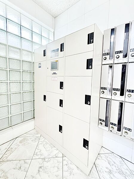不在時にも荷物が受け取れる宅配BOX付。荷物の受け取りが多い方も安心です！